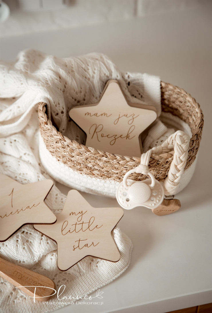 Tabliczki z miesiącami gwiazdki