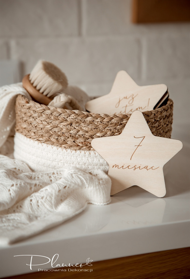 Tabliczki z miesiącami gwiazdki