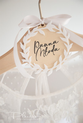 Zawieszka na wieszak ślubny z białym wiankiem