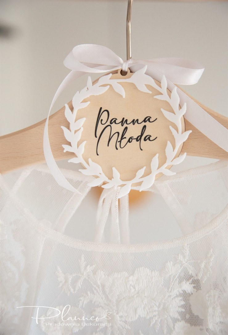 Drewniana zawieszka na wieszak ślubny z białym wiankiem