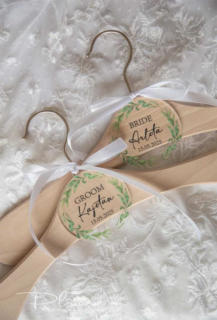 Zawieszki na wieszak ślubny z zielonym wiankiem plexi