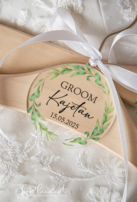 Zawieszki na wieszak ślubny z zielonym wiankiem plexi przeźroczysta