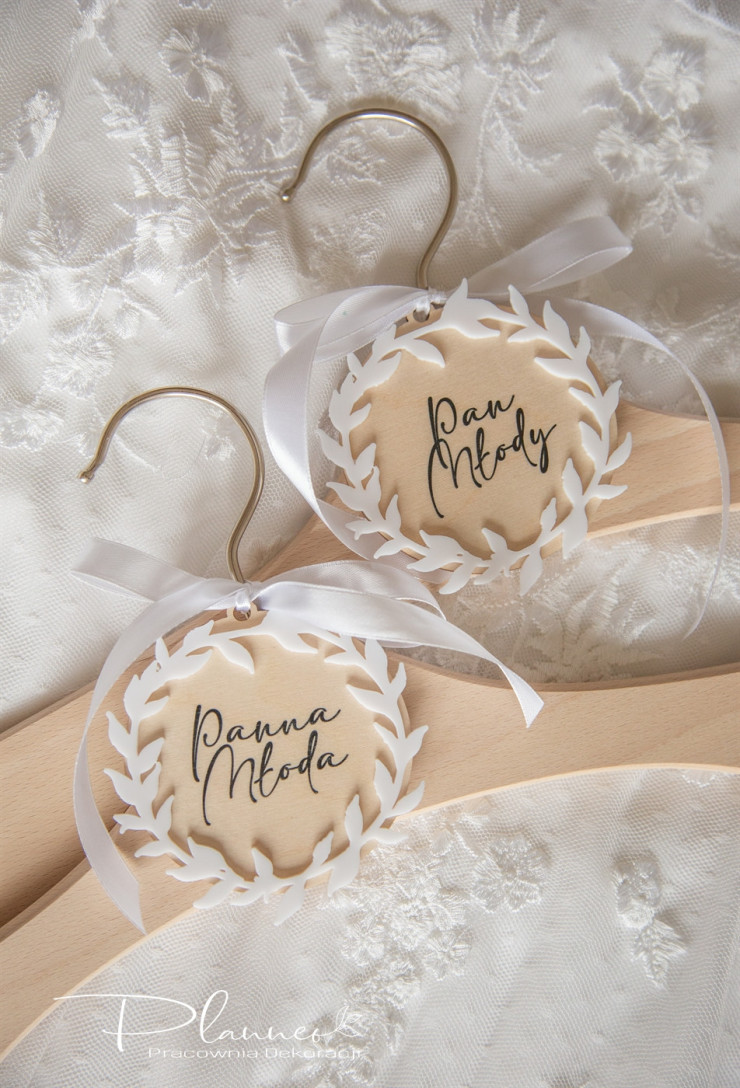 Wieszak ślubny z zawieszką z białym wiankiem