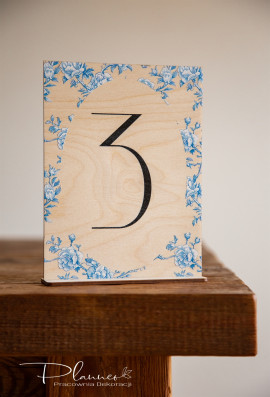 Drewniane Numerki na stół weselny Toile De Jouy