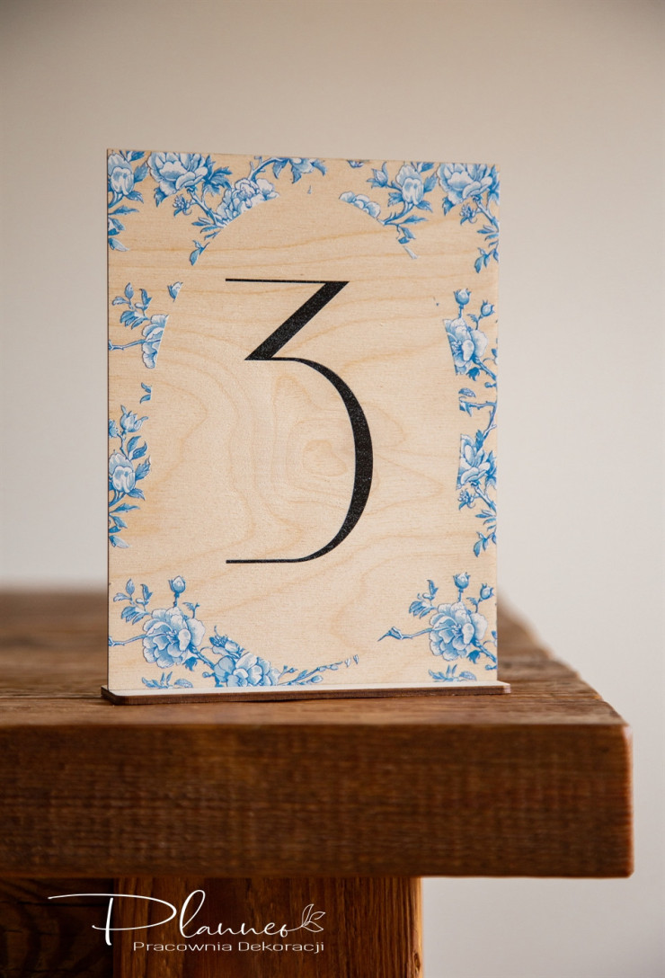 Drewniane Numerki na stół weselny Toile De Jouy