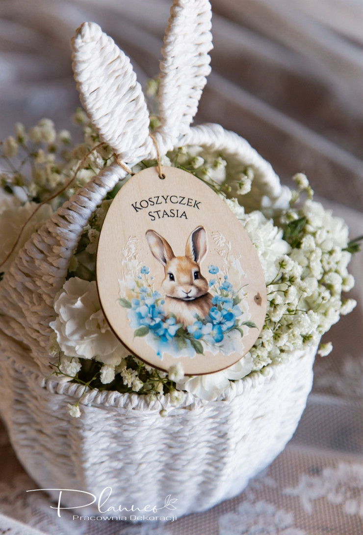Zawieszka jajko z królikiem otoczonym niebieskimi kwiatami