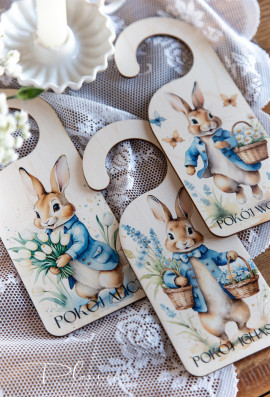 Wielkanocna zawieszka na drzwi z zajączkiem