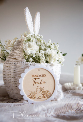 Zawieszka w formie kwiatka z imieniem na koszyczku