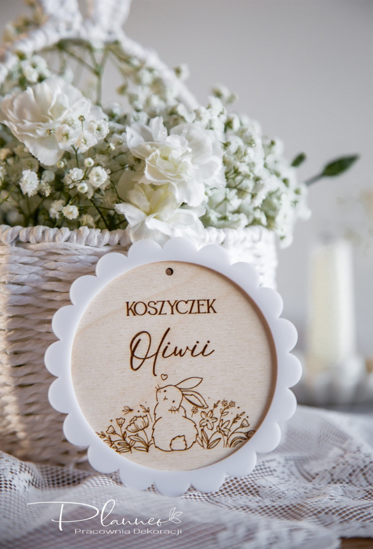 Zawieszka w formie kwiatka z imieniem grawerowana