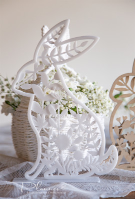 Ażurowy zajączek do postawienia z plexi