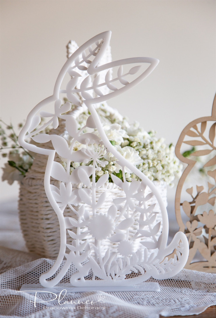 Ażurowy zajączek do postawienia z plexi