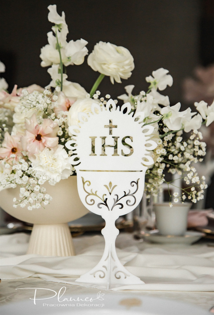 Dekoracyjny kielich IHS z mlecznej plexi do postawienia