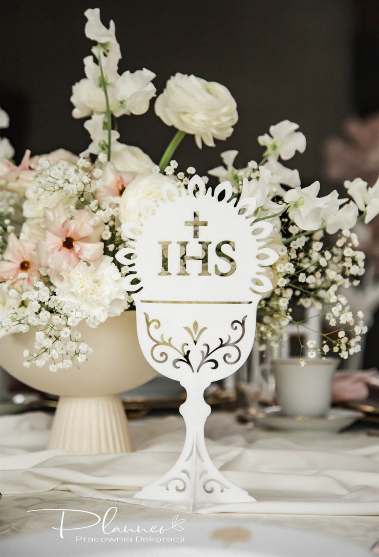 Dekoracyjny kielich IHS z mlecznej plexi do postawienia