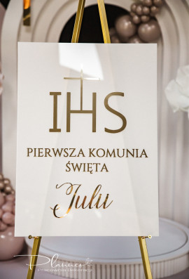 Pionowa tablica komunijna ze złotymi napisami