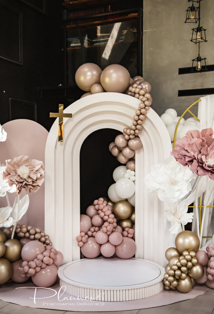 Złoty krzyż dekoracyjny na Komunię Świętą