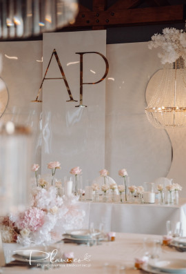 Złote Proste inicjały na ściankę