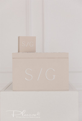 Skrzynka beżowa elegancka naklejane inicjały Komplet