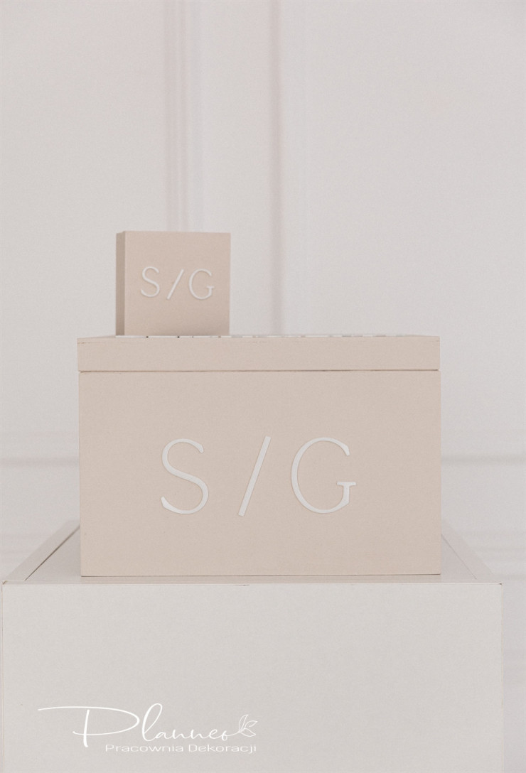 Skrzynka beżowa elegancka naklejane inicjały Komplet