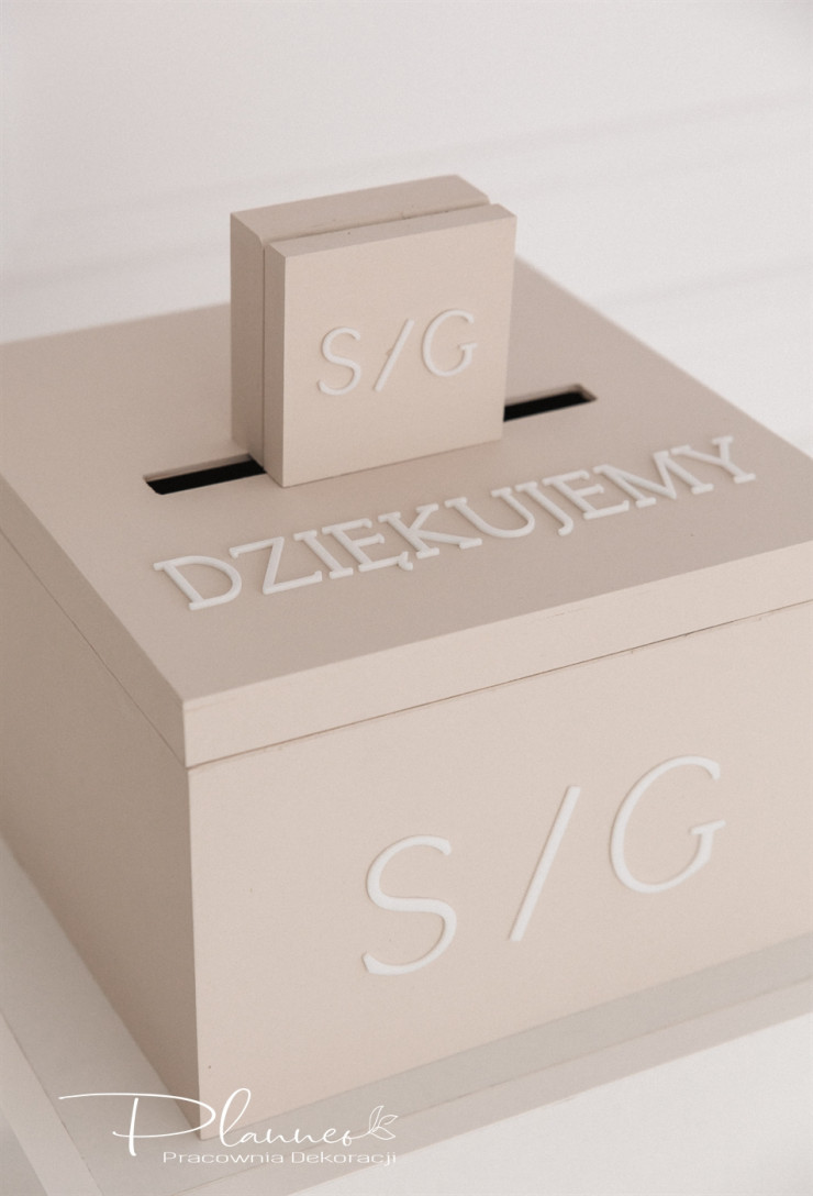 Skrzynka beżowa elegancka naklejane inicjały