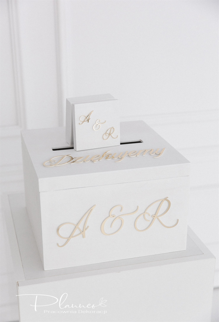 Skrzynka biała elegancka naklejane inicjały