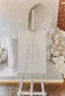 Tablica powitalna z perełkami na mlecznej plexi