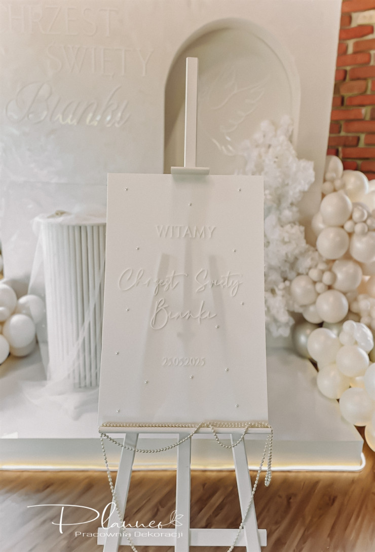 Tablica powitalna z perełkami na mlecznej plexi