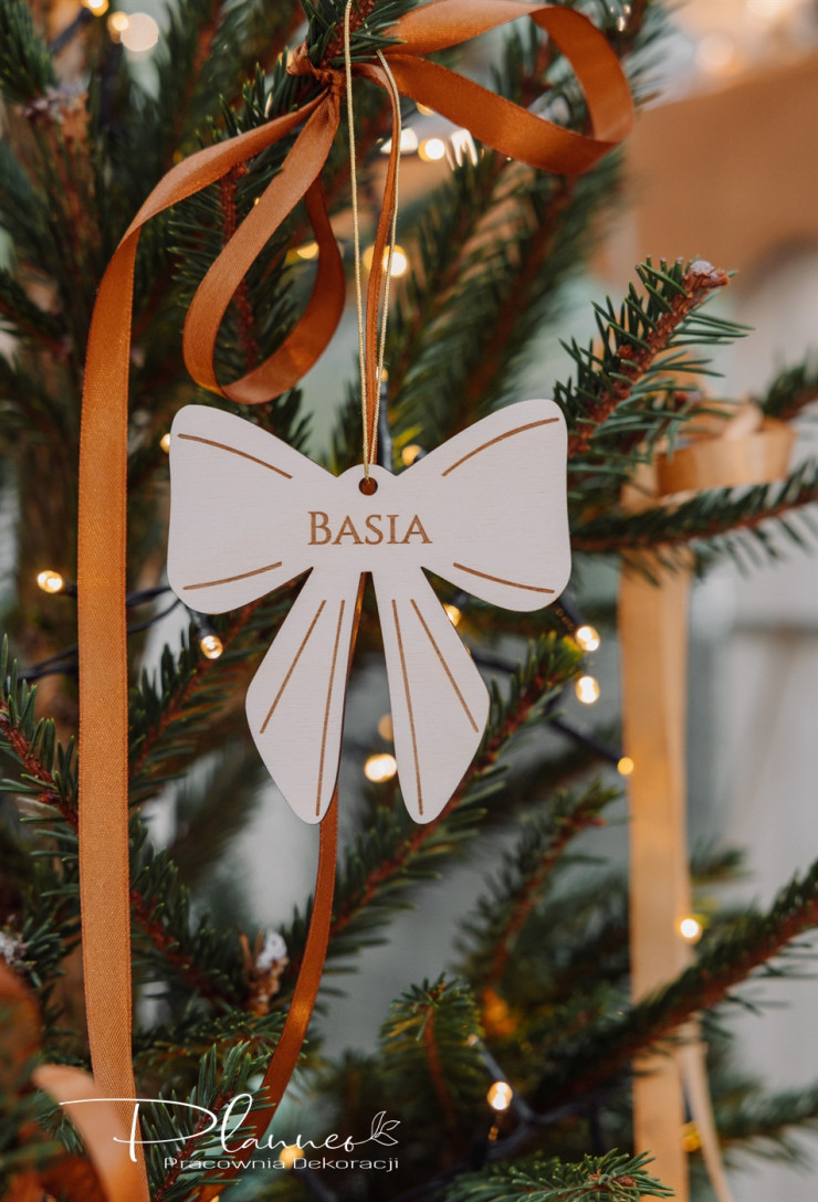 Zawieszka prezentowa Kokarda z drewna na choince