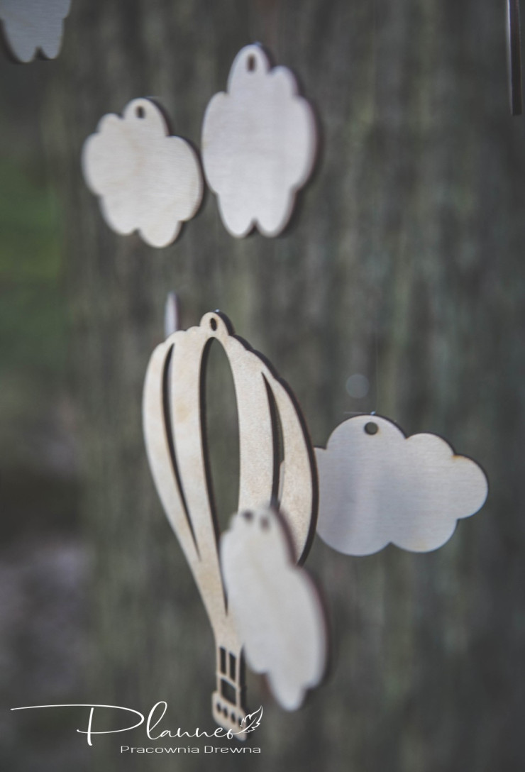 Drewniana karuzela nad łóżeczko