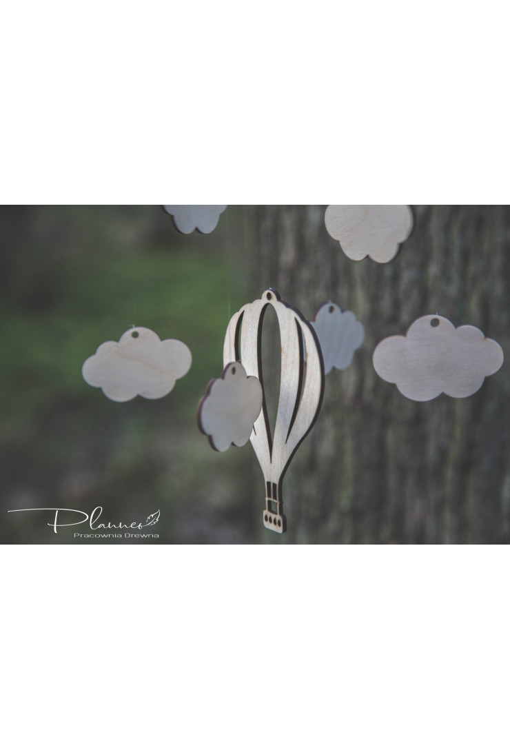 Drewniana karuzela nad łóżeczko