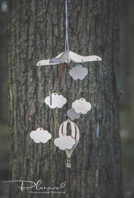 Drewniana karuzela nad łóżeczko