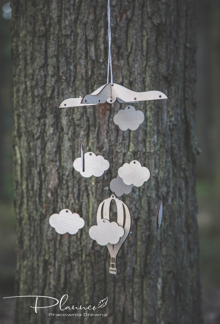 Drewniana karuzela nad łóżeczko